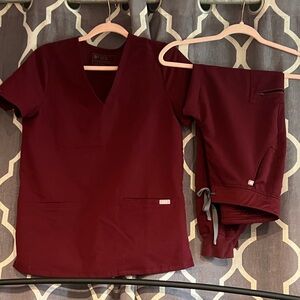 Figs size small Casma top and Zamora jogger for women EUC Burgundy
